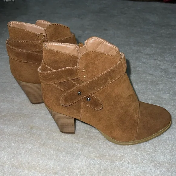 Hot Kiss Suede Wedges, perfect for fall! - Picture 4 of 6